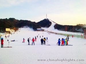 Badaling Ski Resort offers a wide range of activities including skiing, water-skiing, sledging and gliding.