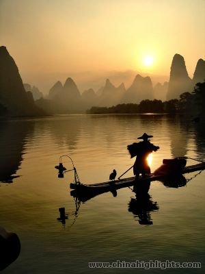 At sunset, farmers are fishing with cormorants.